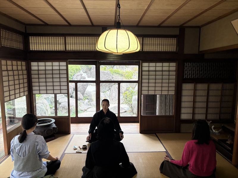 瞑想ワークショップは、三登妙英様が進行