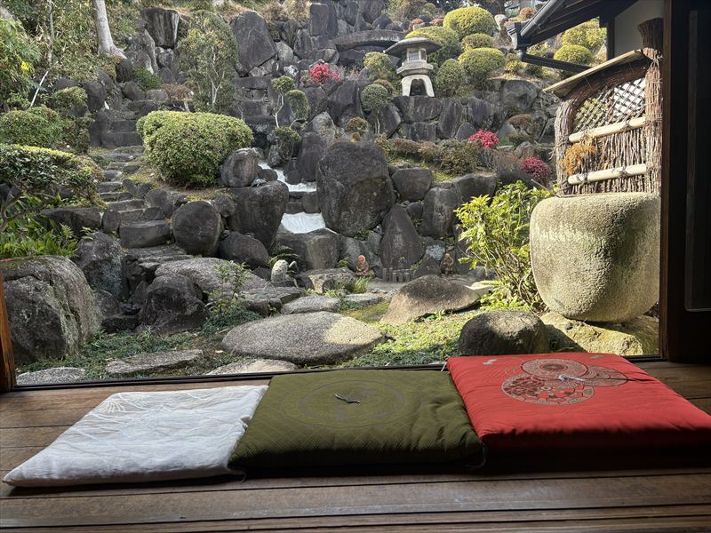 用途で選べる3種の座布団を完備｜会議・ワークショップに便利