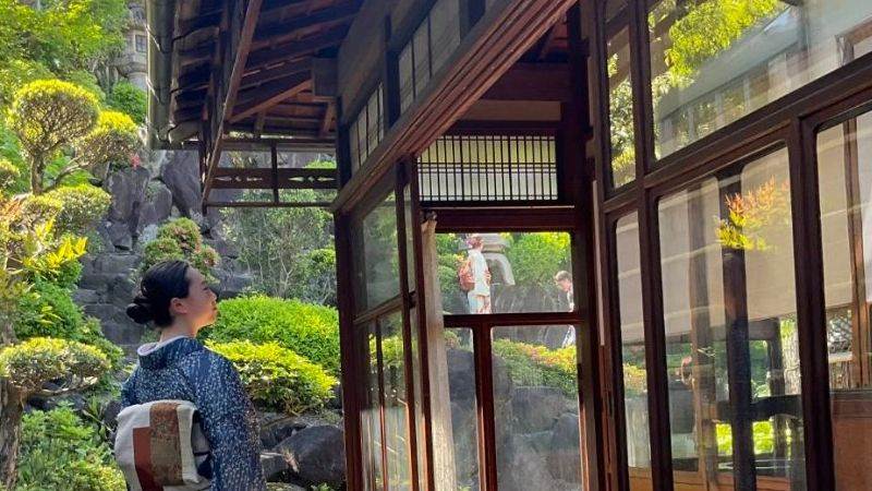 奥のお庭へ続く小道