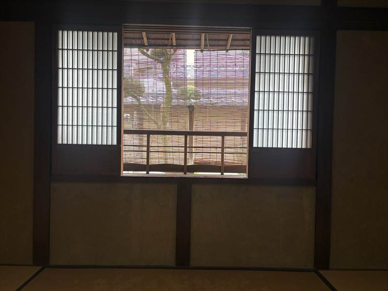 お庭とは反対側の窓を開け、縁に腰かけて撮影される方も多くいらっしゃいます。