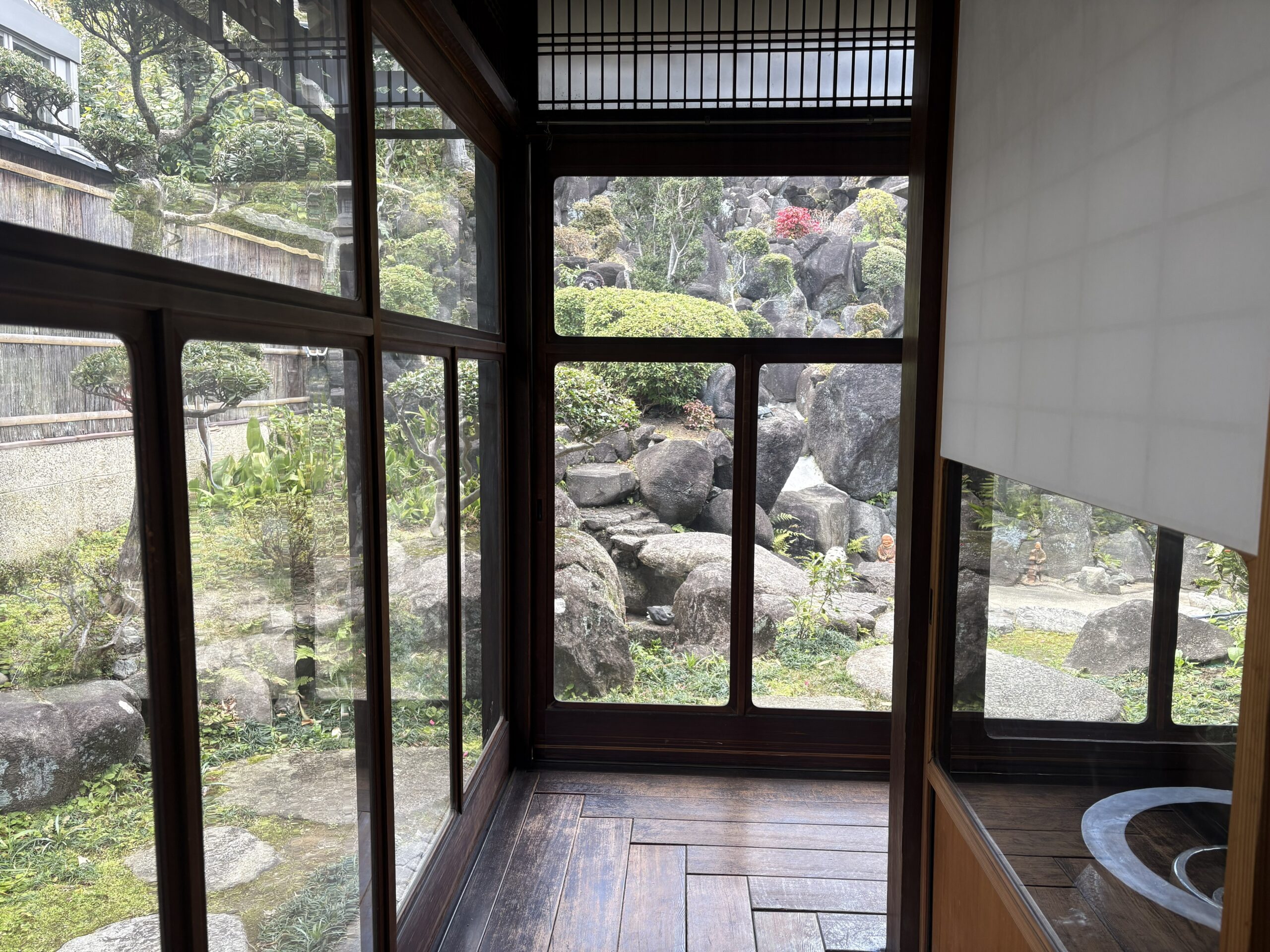 枚方の古民家レンタルスペース｜和室と庭をつなぐL字の廊下