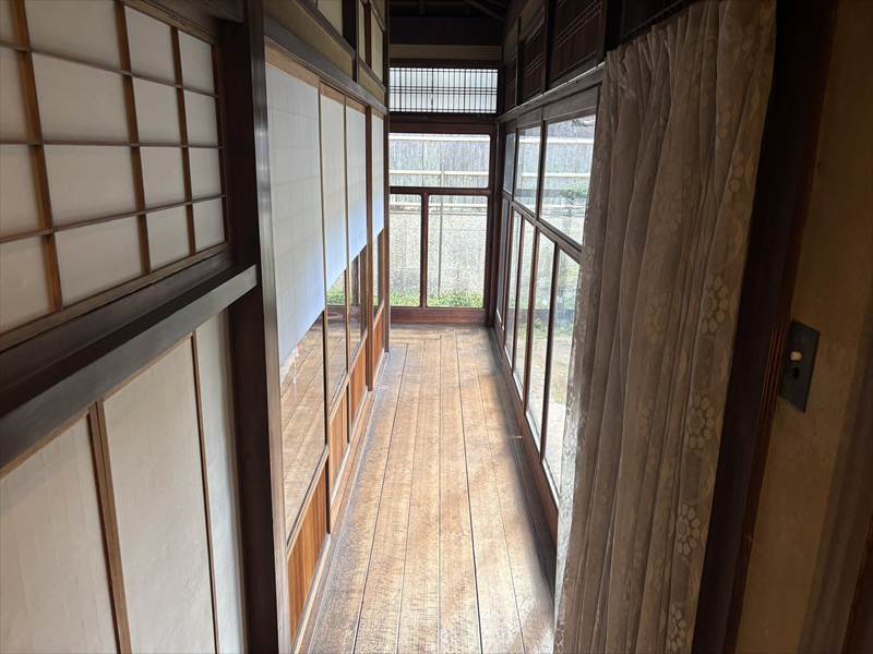 和室と平行に続くL字の廊下