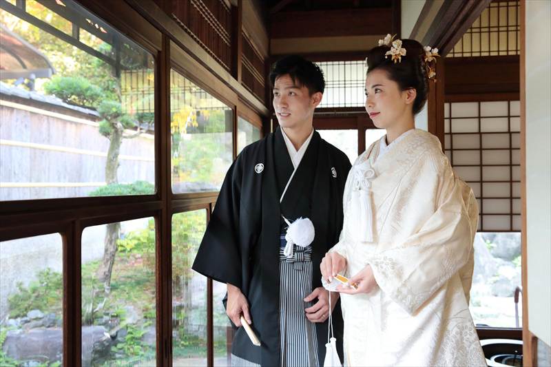 伝統的な和装が映える、日本庭園と和室