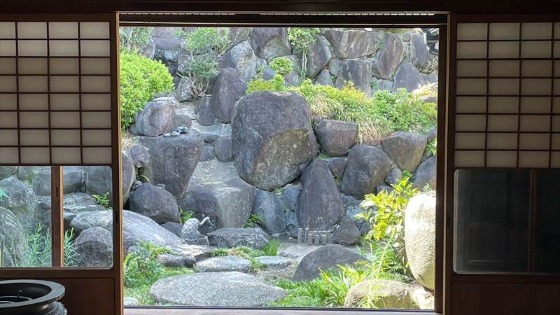 和菓子作り体験後は、緑豊かなお庭の散策＆写真撮影